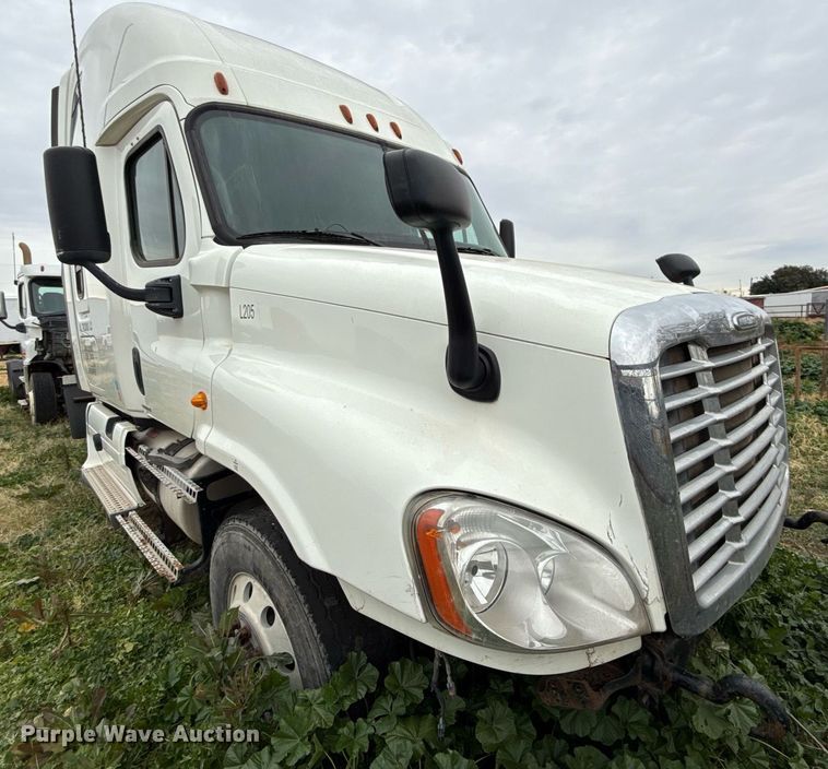 image for item DO2635 2010 Freightliner Cascadia semi truck