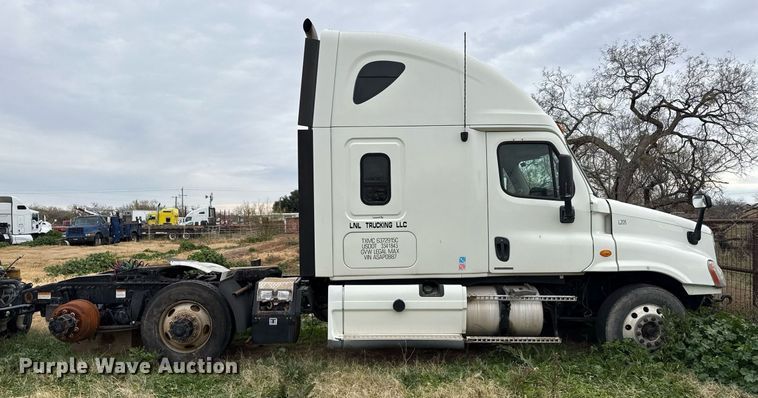 image for item DO2635 2010 Freightliner Cascadia semi truck