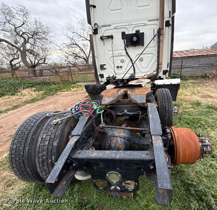 image for item DO2635 2010 Freightliner Cascadia semi truck