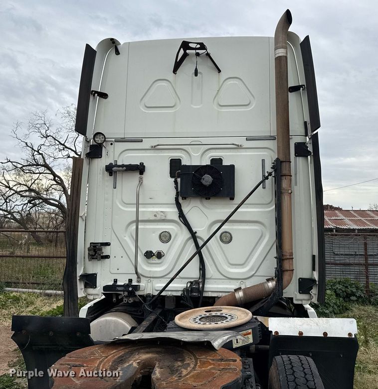 image for item DO2635 2010 Freightliner Cascadia semi truck