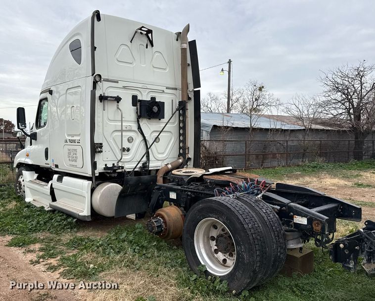 image for item DO2635 2010 Freightliner Cascadia semi truck