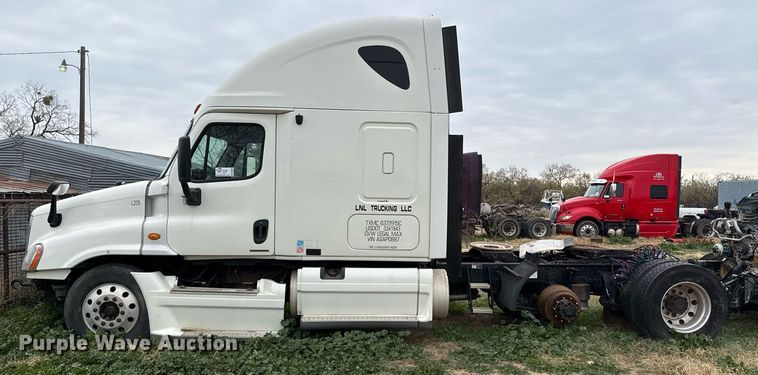 image for item DO2635 2010 Freightliner Cascadia semi truck