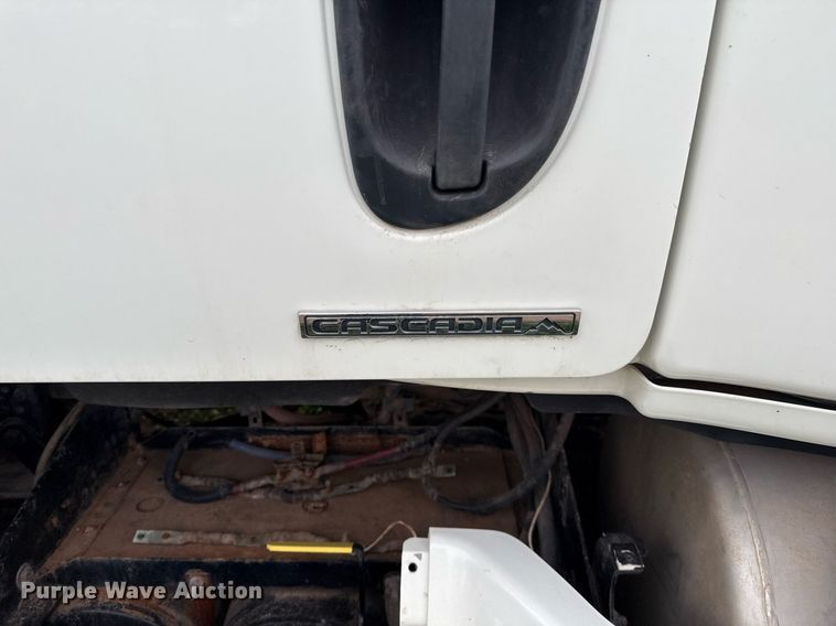 image for item DO2635 2010 Freightliner Cascadia semi truck