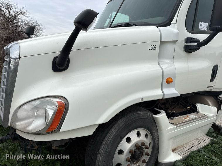 image for item DO2635 2010 Freightliner Cascadia semi truck