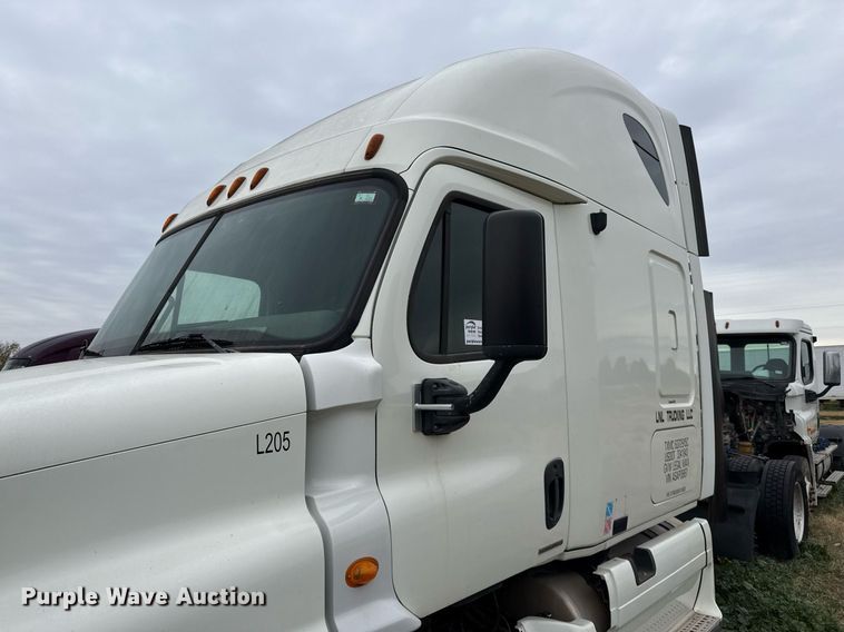 image for item DO2635 2010 Freightliner Cascadia semi truck