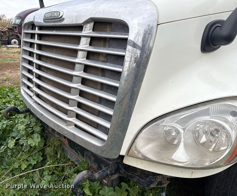 image for item DO2635 2010 Freightliner Cascadia semi truck