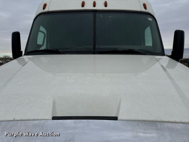 image for item DO2635 2010 Freightliner Cascadia semi truck