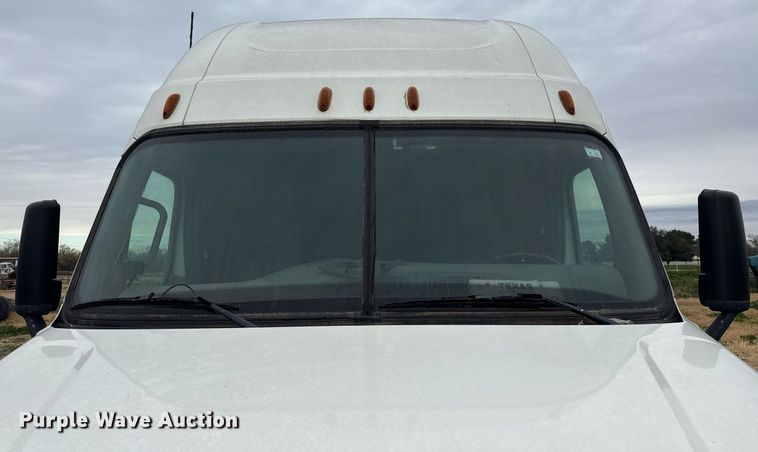 image for item DO2635 2010 Freightliner Cascadia semi truck