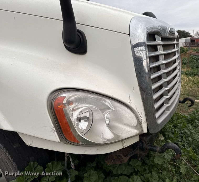 image for item DO2635 2010 Freightliner Cascadia semi truck