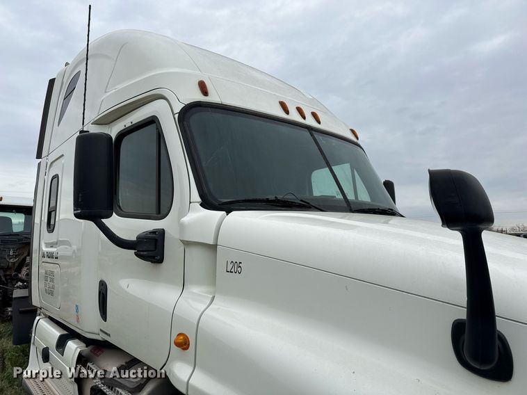 image for item DO2635 2010 Freightliner Cascadia semi truck