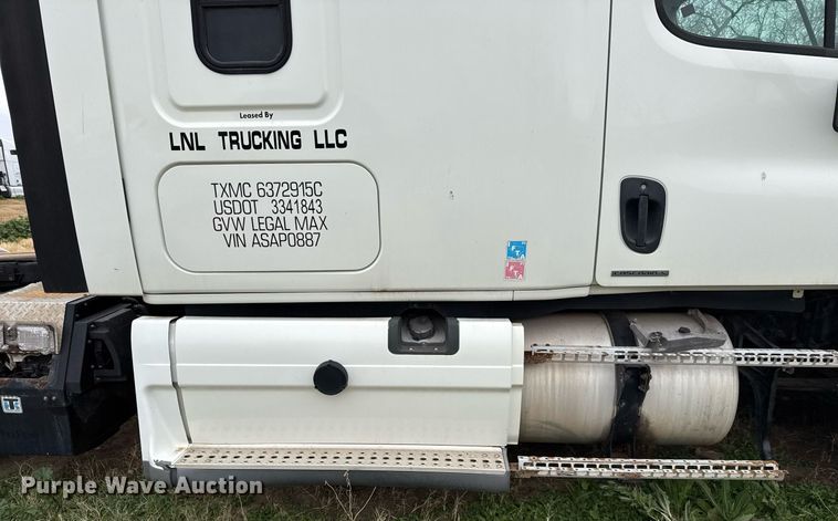 image for item DO2635 2010 Freightliner Cascadia semi truck