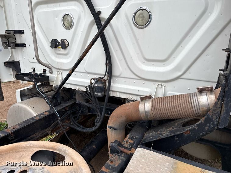 image for item DO2635 2010 Freightliner Cascadia semi truck