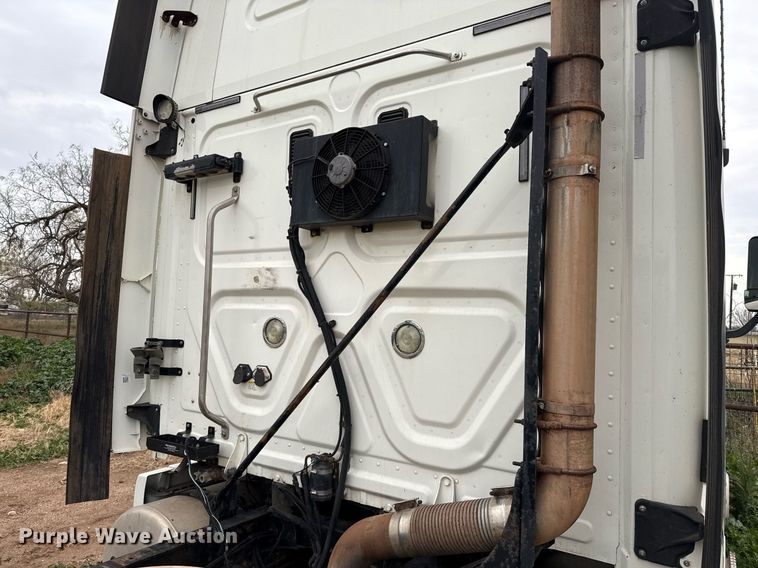 image for item DO2635 2010 Freightliner Cascadia semi truck