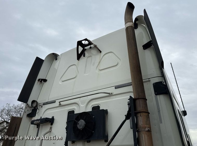 image for item DO2635 2010 Freightliner Cascadia semi truck