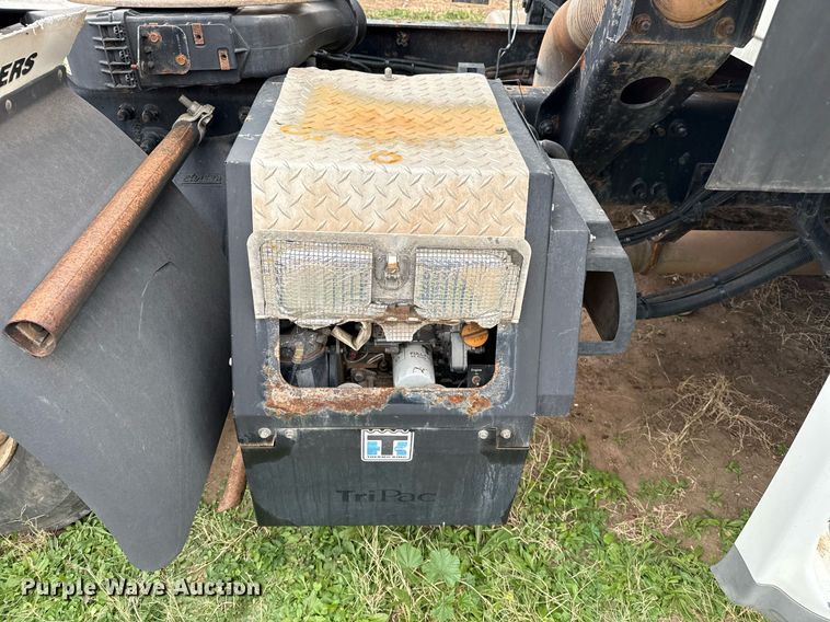 image for item DO2635 2010 Freightliner Cascadia semi truck