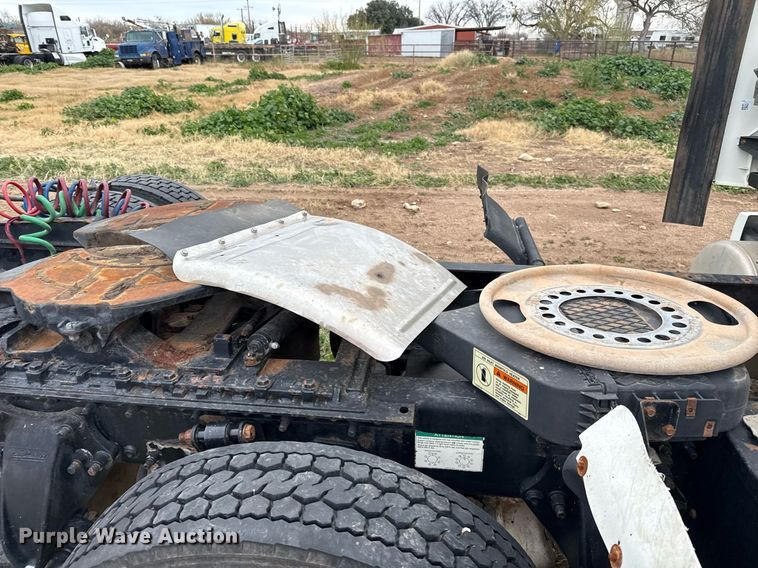 image for item DO2635 2010 Freightliner Cascadia semi truck