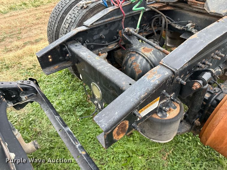 image for item DO2635 2010 Freightliner Cascadia semi truck