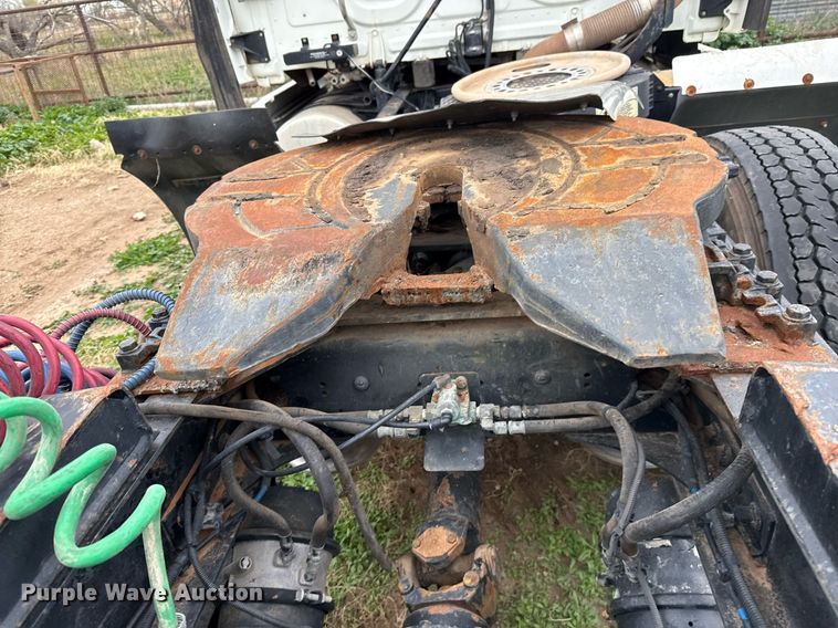 image for item DO2635 2010 Freightliner Cascadia semi truck