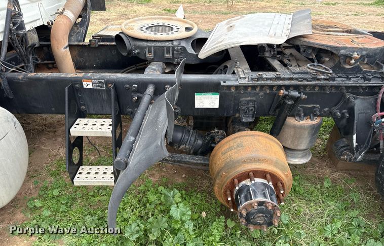 image for item DO2635 2010 Freightliner Cascadia semi truck