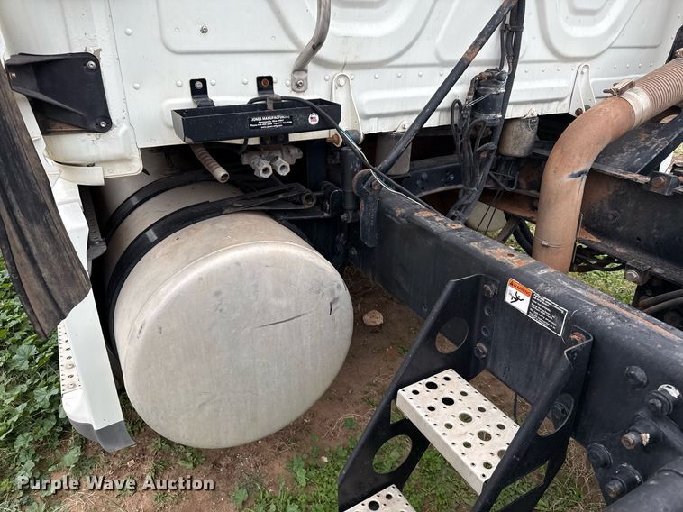 image for item DO2635 2010 Freightliner Cascadia semi truck