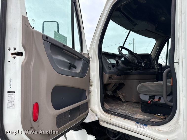 image for item DO2635 2010 Freightliner Cascadia semi truck