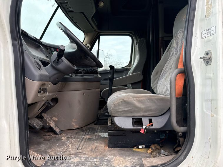 image for item DO2635 2010 Freightliner Cascadia semi truck