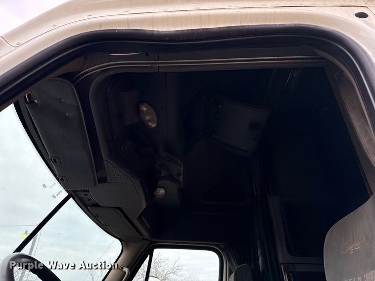 image for item DO2635 2010 Freightliner Cascadia semi truck