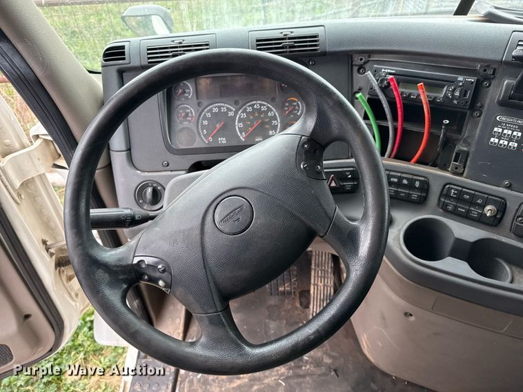 image for item DO2635 2010 Freightliner Cascadia semi truck