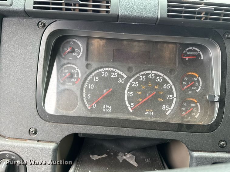 image for item DO2635 2010 Freightliner Cascadia semi truck