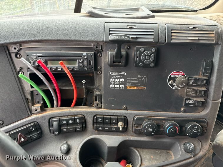 image for item DO2635 2010 Freightliner Cascadia semi truck