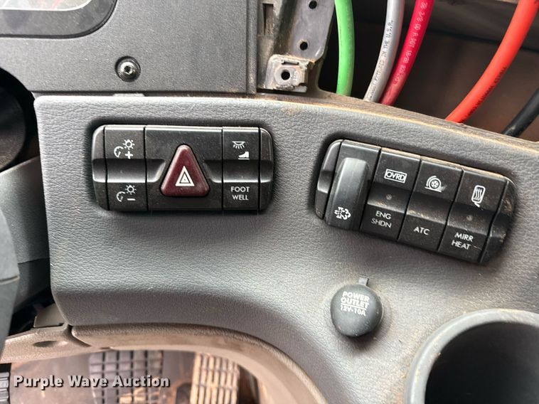 image for item DO2635 2010 Freightliner Cascadia semi truck