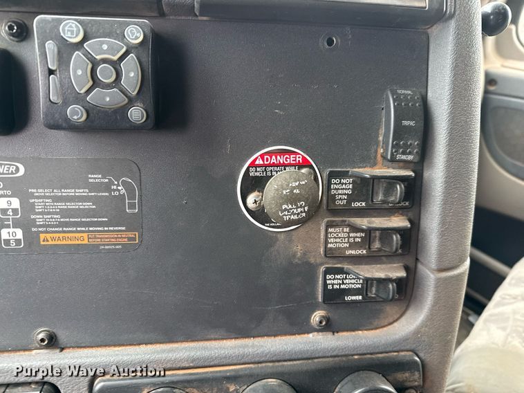 image for item DO2635 2010 Freightliner Cascadia semi truck