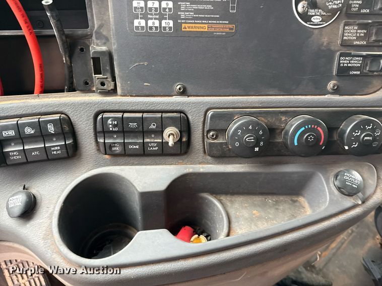 image for item DO2635 2010 Freightliner Cascadia semi truck