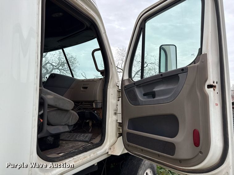 image for item DO2635 2010 Freightliner Cascadia semi truck