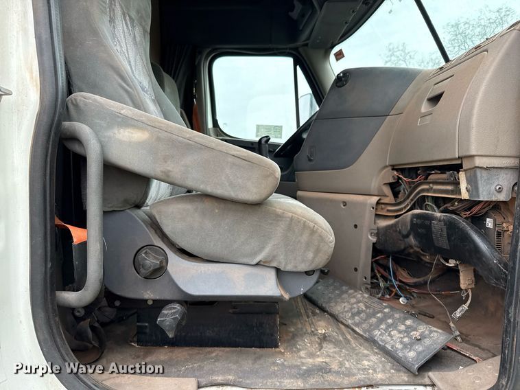 image for item DO2635 2010 Freightliner Cascadia semi truck