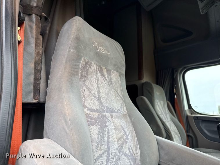 image for item DO2635 2010 Freightliner Cascadia semi truck