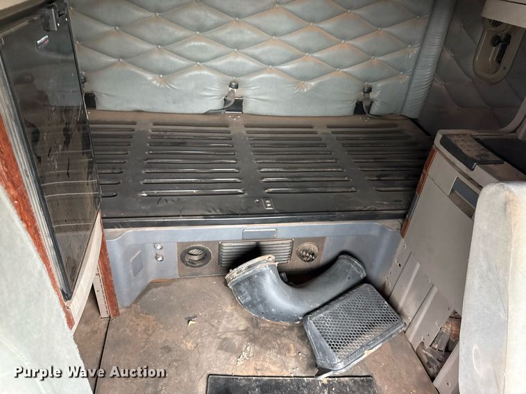 image for item DO2635 2010 Freightliner Cascadia semi truck