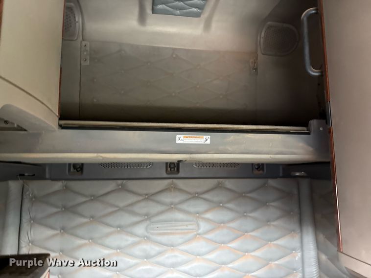 image for item DO2635 2010 Freightliner Cascadia semi truck