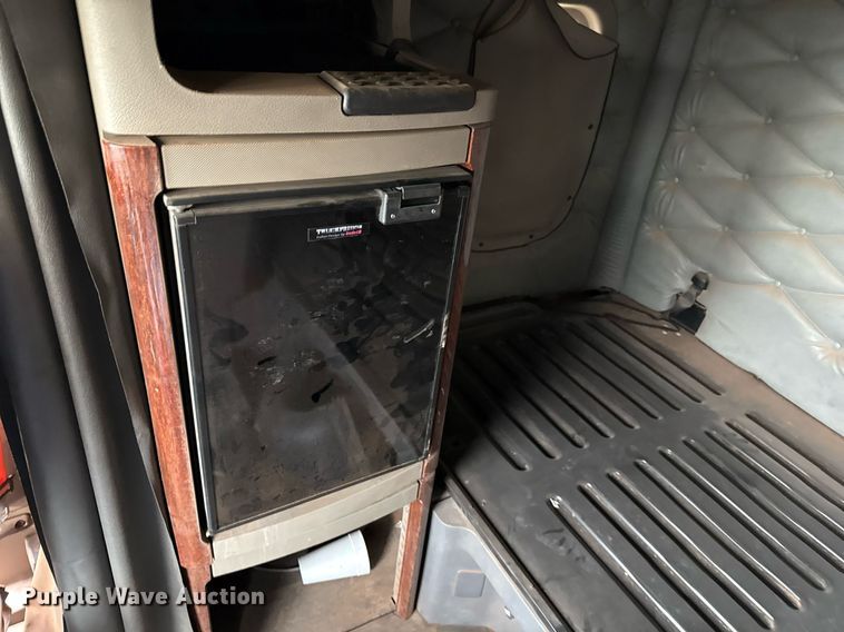 image for item DO2635 2010 Freightliner Cascadia semi truck