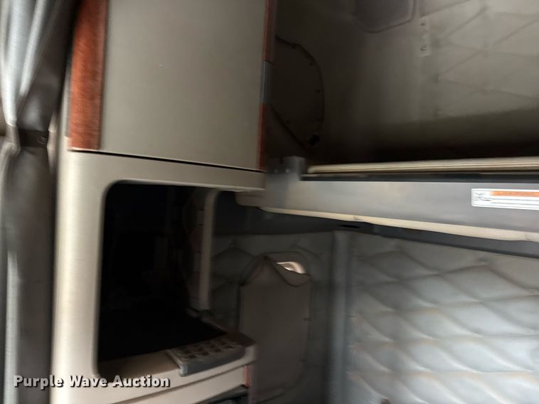 image for item DO2635 2010 Freightliner Cascadia semi truck