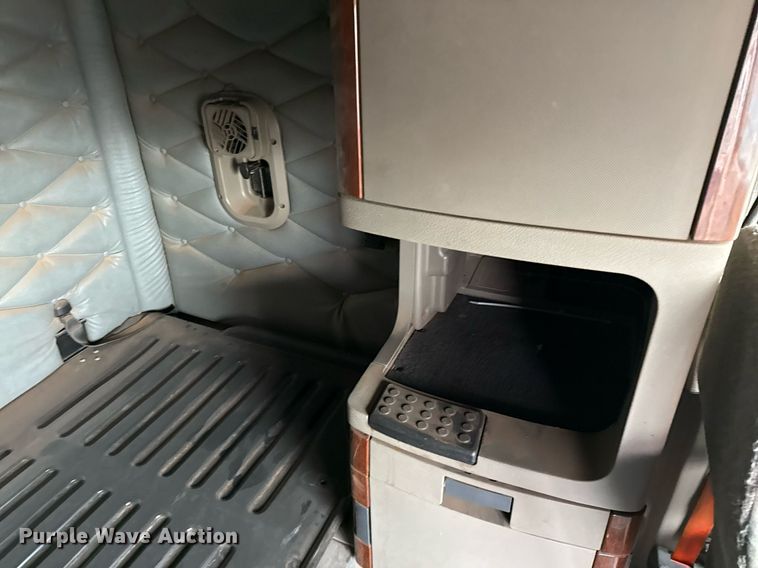 image for item DO2635 2010 Freightliner Cascadia semi truck