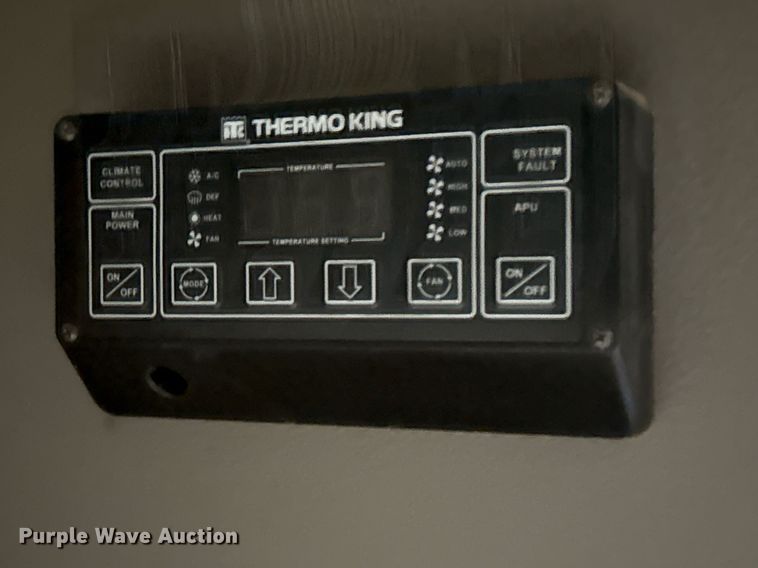 image for item DO2635 2010 Freightliner Cascadia semi truck