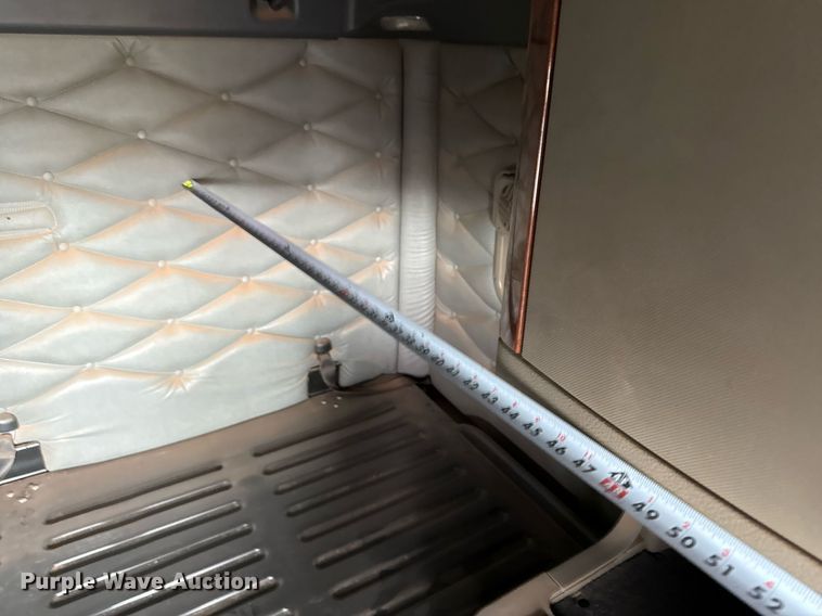 image for item DO2635 2010 Freightliner Cascadia semi truck