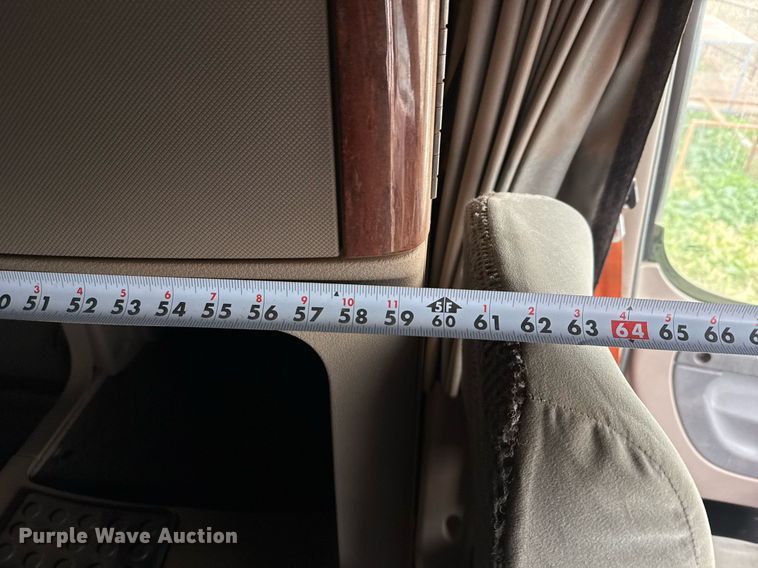 image for item DO2635 2010 Freightliner Cascadia semi truck