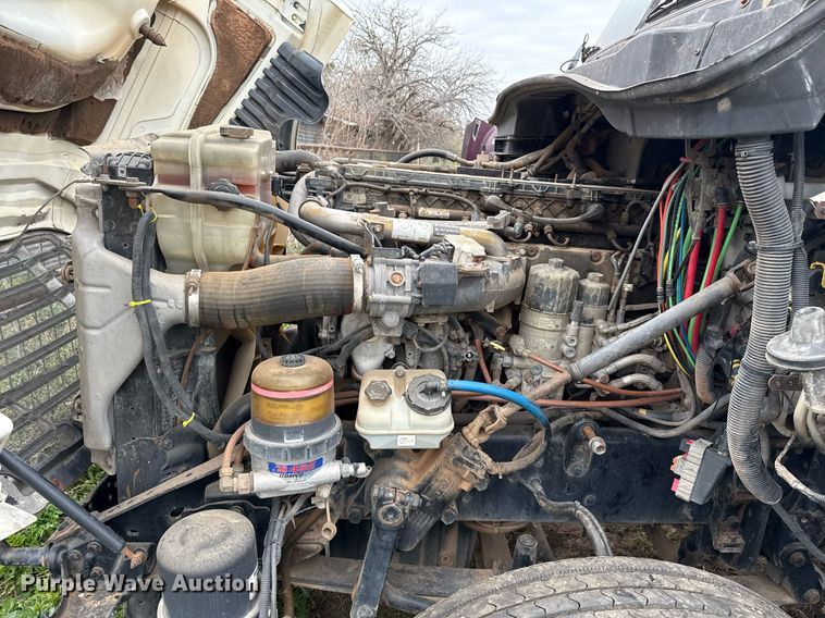 image for item DO2635 2010 Freightliner Cascadia semi truck