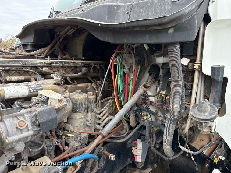 image for item DO2635 2010 Freightliner Cascadia semi truck