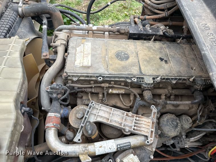 image for item DO2635 2010 Freightliner Cascadia semi truck