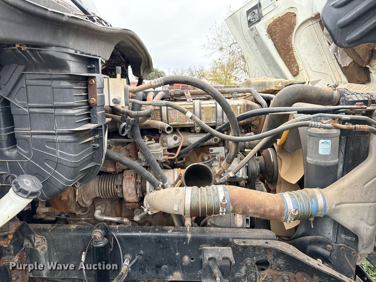 image for item DO2635 2010 Freightliner Cascadia semi truck