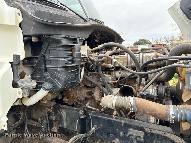 image for item DO2635 2010 Freightliner Cascadia semi truck