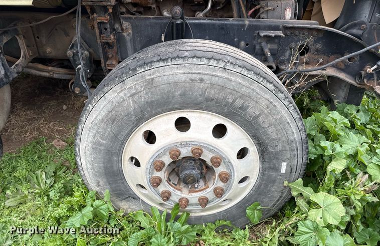 image for item DO2635 2010 Freightliner Cascadia semi truck